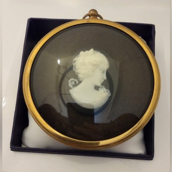 Vintage Lady In Cameo from The Miniature World of Peter Bates. Framed Wall Hang - Picture 5 of 5